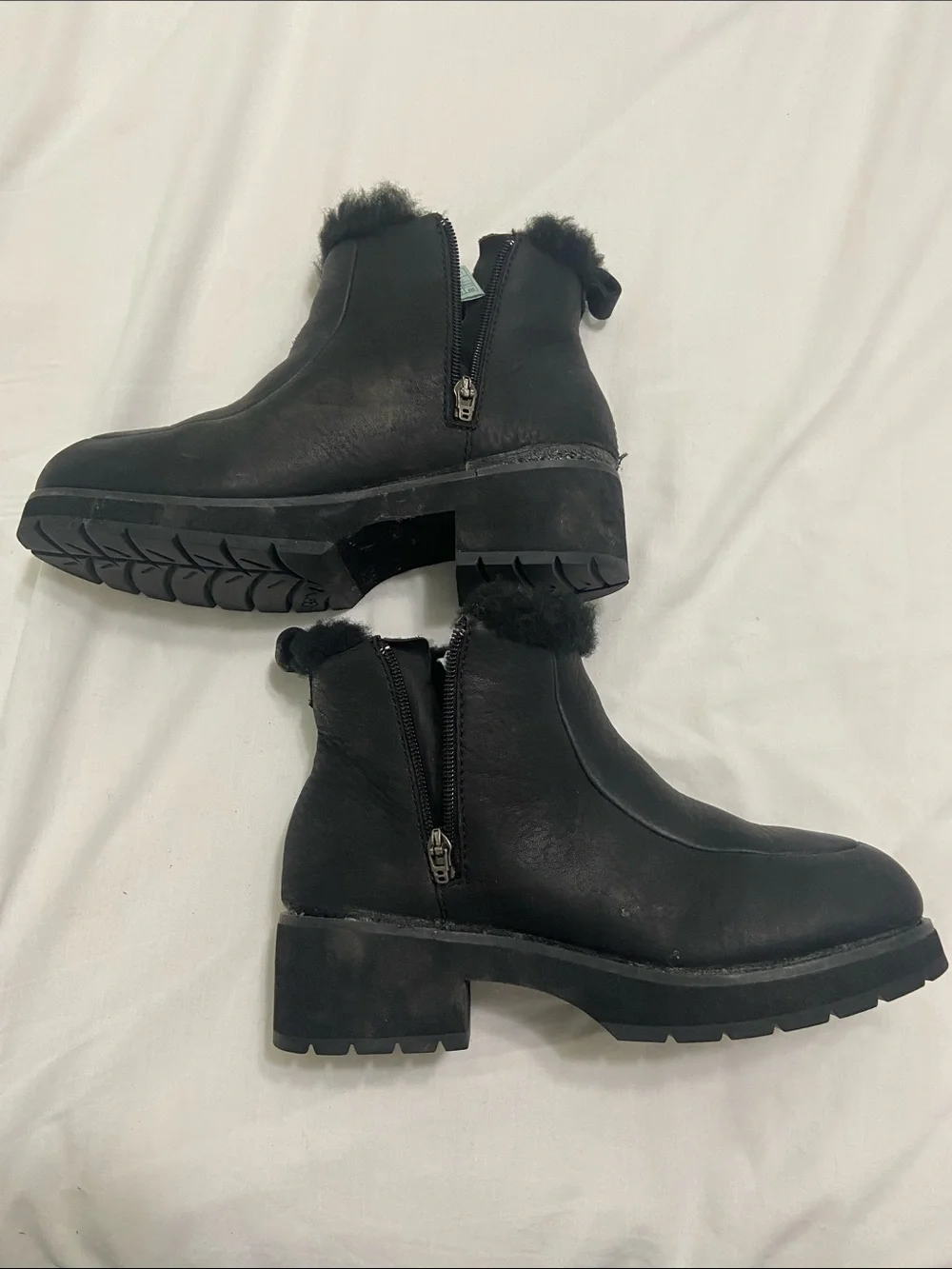 UGG Black leather Shearling-Lined Winter Ankle Boots